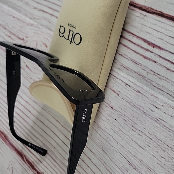 OTRA ZOE Black/Smoke Sunglasses - Picture 4 of 9